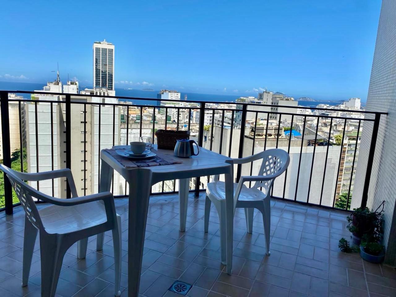 Flat Renovado Em Copacabana Com Piscina. *
