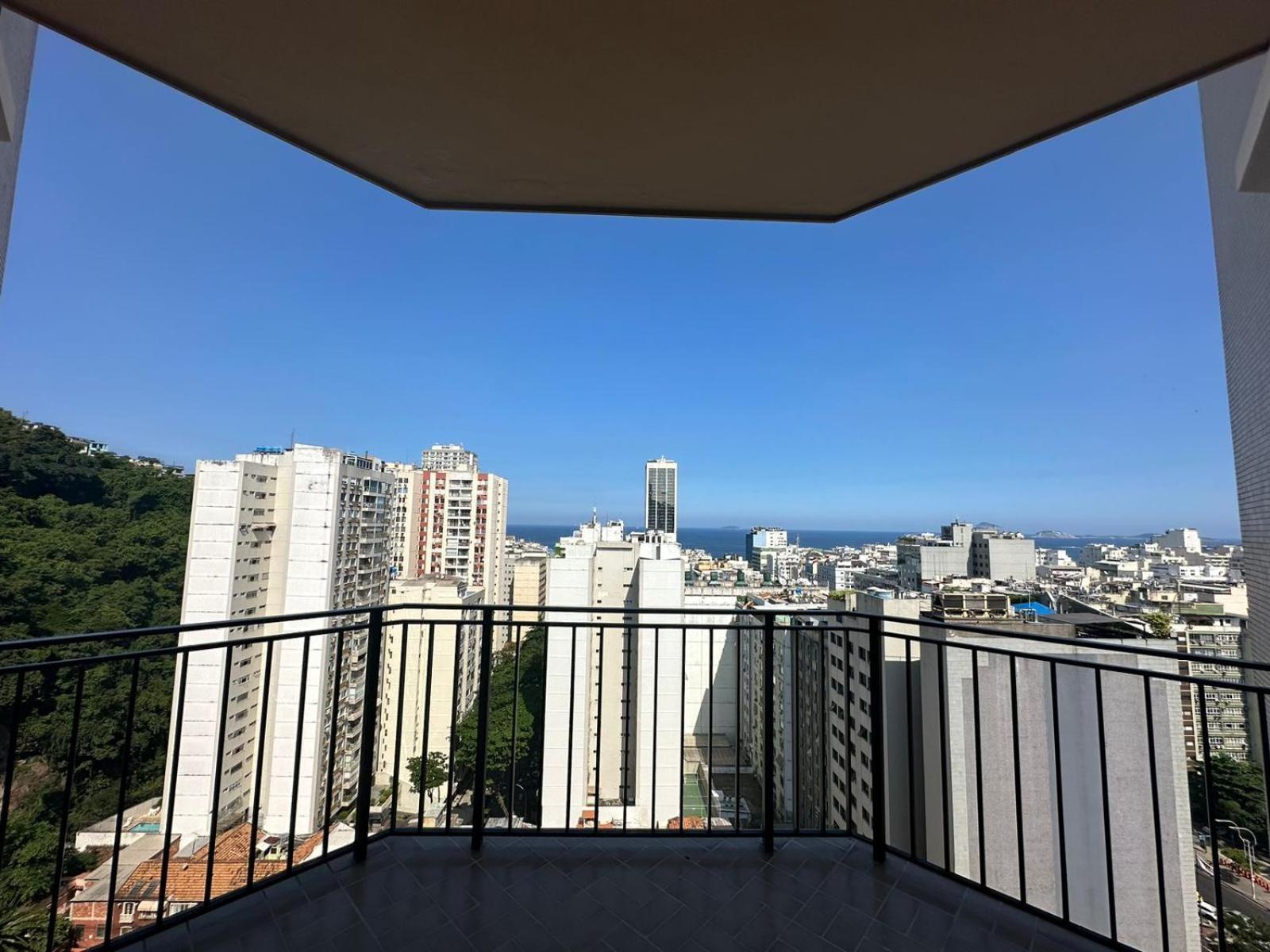 Flat Renovado Em Copacabana Com Piscina. * Rio de Janeiro