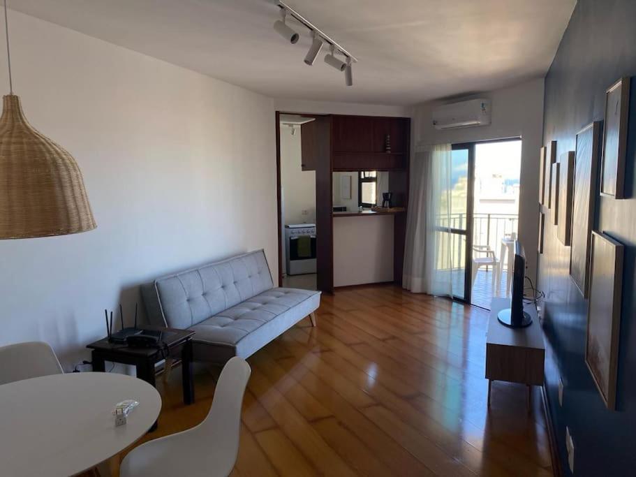Flat Renovado Em Copacabana Com Piscina. *